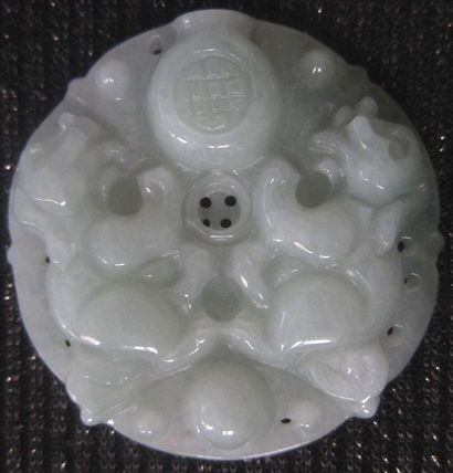 Jade Chine, pendentif en jade/ Jadéite de grade A

Diamètre 4.5 cm

