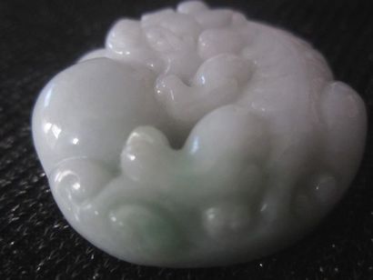 Jade Chine, pendentif en jade/ Jadéite de grade A

Diamètre 3.7 cm


