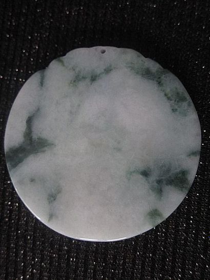 Jade Chine, pendentif en jade/ Jadéite de grade A

Diamètre 5 cm


