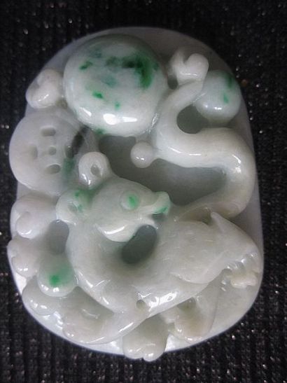 Jade Chine, pendentif en jade/ Jadéite de grade A

5.6x4.3 cm

