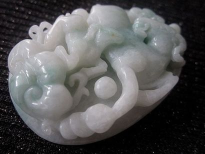 Jade Chine, pendentif en jade/ Jadéite de grade A

5.7x4 cm

