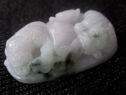 Jade Chine, pendentif en jade/ Jadéite de grade A

5.2x3.4 cm

