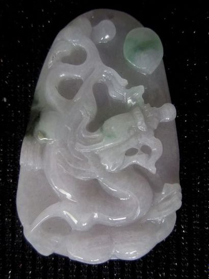 Jade Chine, pendentif en jade/ Jadéite de grade A

5.7x3.8 cm

