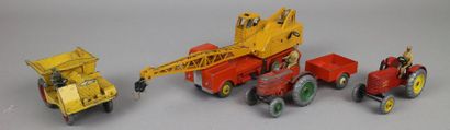 null DINKY TOYS (GB)

5 véhicules utilitaires et 7 remorques 

MUIR-HILL DUMPER

LORRY...