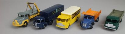 null DINKY TOYS (F)

5 camions:

Tracteur Panhard SNCF

Multibenne Unic 38A

SIMCA...