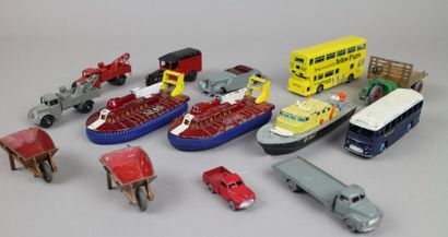 null DINKY TOYS (GB)

Lot de 7 véhicules, 3 bateaux et 2 brouettes dont 3 camions,...