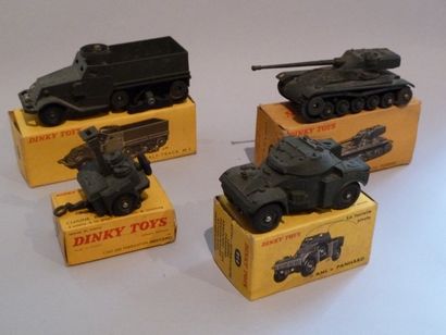 null Un lot de 4 véhicules militaires avec boîtes dont 1 Half-Track M3 (acc. aux...