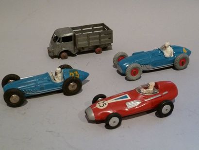 null Lot de 4 voitures (F) dont 1 Corgi Toys rouge n°25 réf 150S, 1 Talbot Lago bleu...