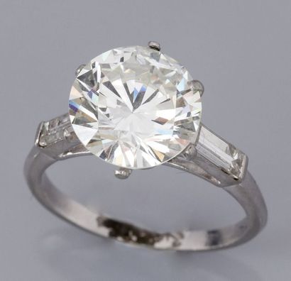   Bague en platine, sertie d 'un diamant taille brillant de 3.89 carats couleur J...