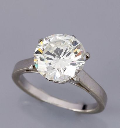   Bague en platine, sertie d 'un diamant taille brillant de 3.23 carats couleur L...