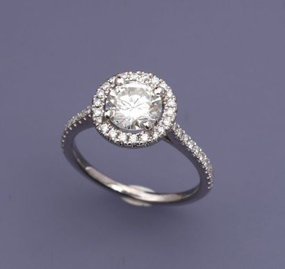   Bague en or gris 750°/00, sertie d 'un diamant taille brillant de 1.20 carat environ,...