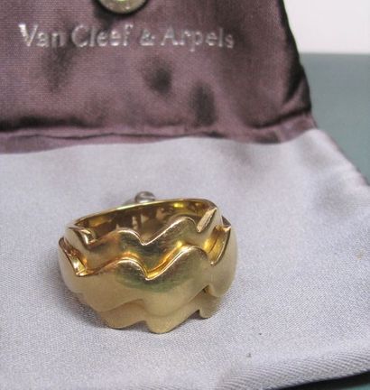 VAN CLEEF & ARPELS VAN CLEEF & ARPELS, bague Egée en or jaune 750°/00, à décor de...