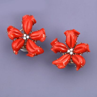   Paire de grandes boucles d'oreilles fleurs en or deux tons 750°/00, serties de...