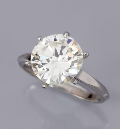   Bague en platine et or gris 750°/00, sertie d 'un diamant taille brillant de 3.05...