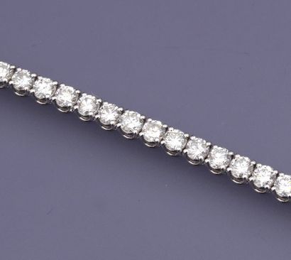   Bracelet rivière en or gris 750°/00, serti de diamants taille brillant en ligne...