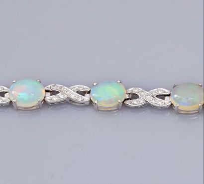   Bracelet en or gris 750°/00, serti d'opales ovales alternées de diamants. 19 g....
