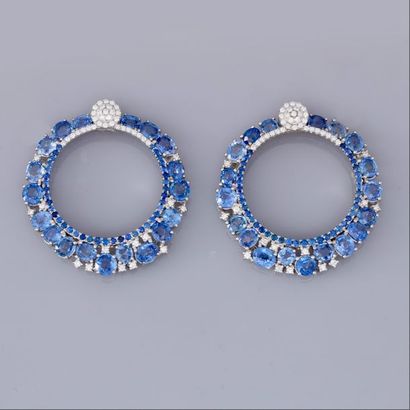   Paire de boucles d'oreilles en or gris 750°/00 serties de saphirs ovales à facettes,...