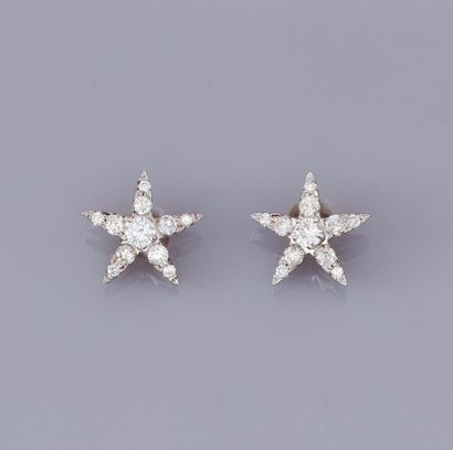   Paire de boucles d'oreilles étoiles en or gris 750°/00, serties de diamants taille...