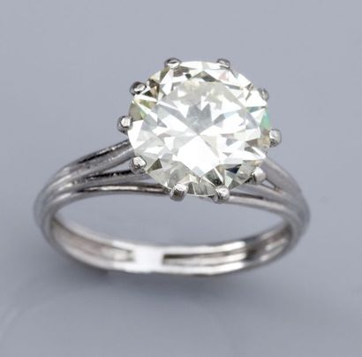   Bague en or gris 750°/00 et platine, sertie d'un diamant taille brillant de 3.66...