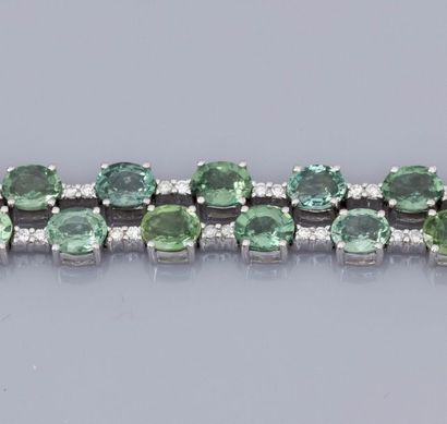  Bracelet formé de deux rangs de saphirs verts ovales naturels pour 28 carats environ,...