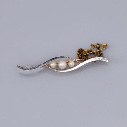   Petite broche en or 585°/00 et platine, sertie de perles. Vers 1930. 4.20 g. L...