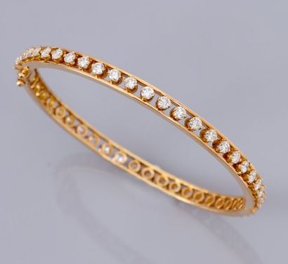   Bracelet rigide en or jaune, serti de diamants taille brillant pour environ 3 carats...