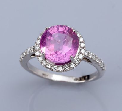   Bague en or gris 750°/00, sertie d 'un saphir rose rond de 4.48 carats, naturel,...