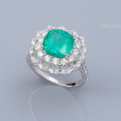   Bague en or gris 750°/00, sertie d 'une émeraude coussin de 3.50 carats environ...