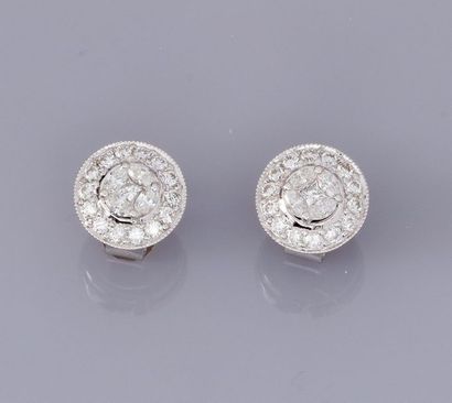   Paire de boucles d'oreilles rondes en or gris 750°/00 serties de diamants taille...
