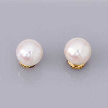   Paire de boucles d'oreilles serties de perles de culture diamètre 8/8.5 mm, du...