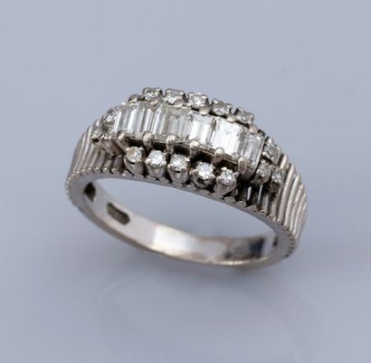   Bague en or gris 375°/00, sertie de diamants baguettes et 8/8, la monture ajourée....