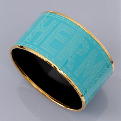 HERMES HERMES, bracelet rigide émaillé bleu turquoise, modèle "Sellier", large. Signé....
