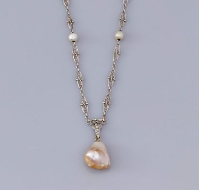   Collier en or gris 750°/00, à maillons ovales filigranés, ponctués de petites perles...