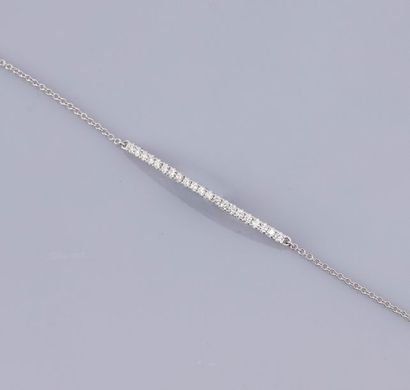   Fin bracelet en or gris 750°/00, serti de diamants taille brillant en ligne. 1.70...
