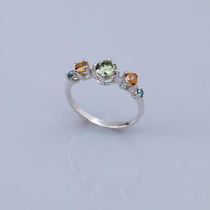   Fin anneau en or gris 750°/00, serti d'un diamant vert et de diamants oranges et...