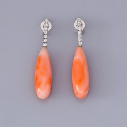   Paire de boucles d'oreilles en or gris 750°/00, serties de pampilles de corail...