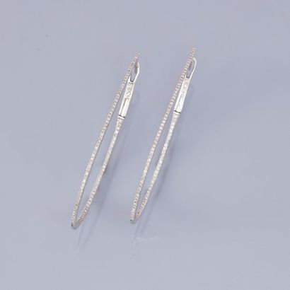   Paire de boucles d'oreilles en or gris 750°/00, grands anneaux sertis de diamants...