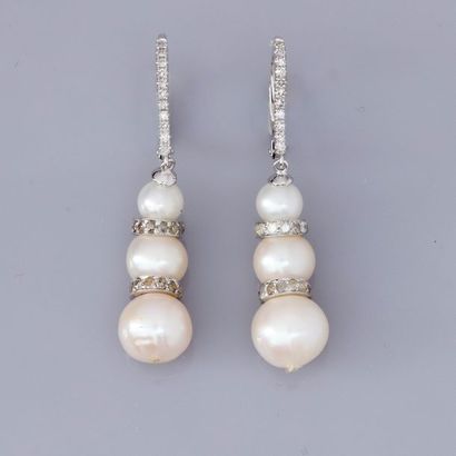   Paire de boucles d'oreilles en or gris 750°/00, serties de perles de culture et...
