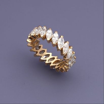   Alliance en or jaune 750°/00, sertie de diamants navettes pour environ 3.20 carats...