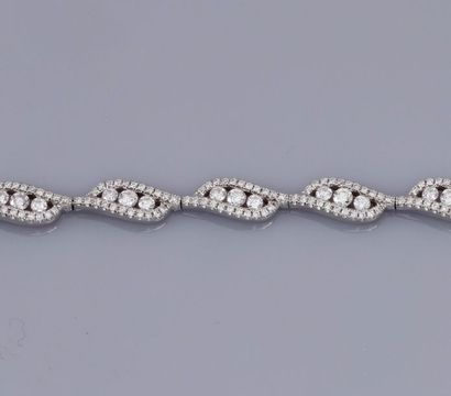   Délicat bracelet en or gris 750°/00, à maillons sertis de diamants taille brillant...