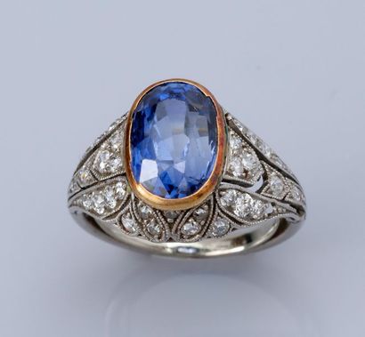   Bague en platine et or sertie d 'un saphir coussin, la monture repercée sertie...