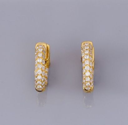   Paire de boucles d'oreilles en or jaune 750°/00, anneaux sertis de diamants taille...