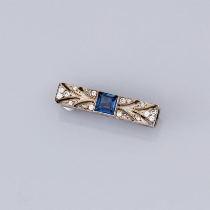   Petite broche en argent 800 et pierres fantaisies. 2.30 g. L : 2.5 cm