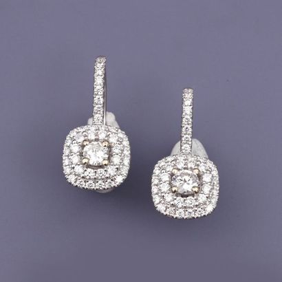   Paire de dormeuses en or gris 750°/00 sertie de diamants taille brillant double...