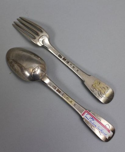 null Un couvert en argent Paris 1761, modèle uniplat chiffrés. Poids : 164 gr