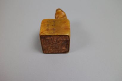 null Cachet en pierre Shiushan surmonté d’un chien de fô sur une base cubique. Inscriptions...