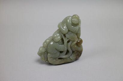 null Groupe en jade sculpté et ajouré figurant trois enfants autour d’une fleur....
