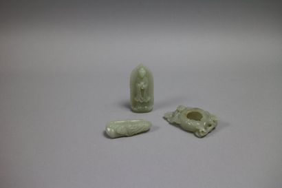 null Lot de trois pièces en jade : Bouddha débout (haut. : 9,5 cm), encrier à décor...