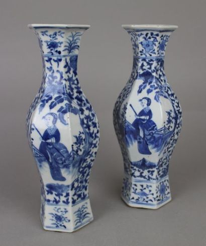 null Deux vases à panse (formant une paire) en porcelaine de Chine blanc bleu à section...