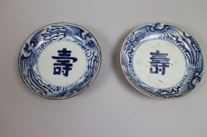 null Chine. Deux coupelles en porcelaine blanc bleu à décor calligraphique au centre...